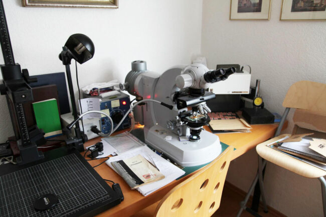 Prüfbüro mit Mikroskop