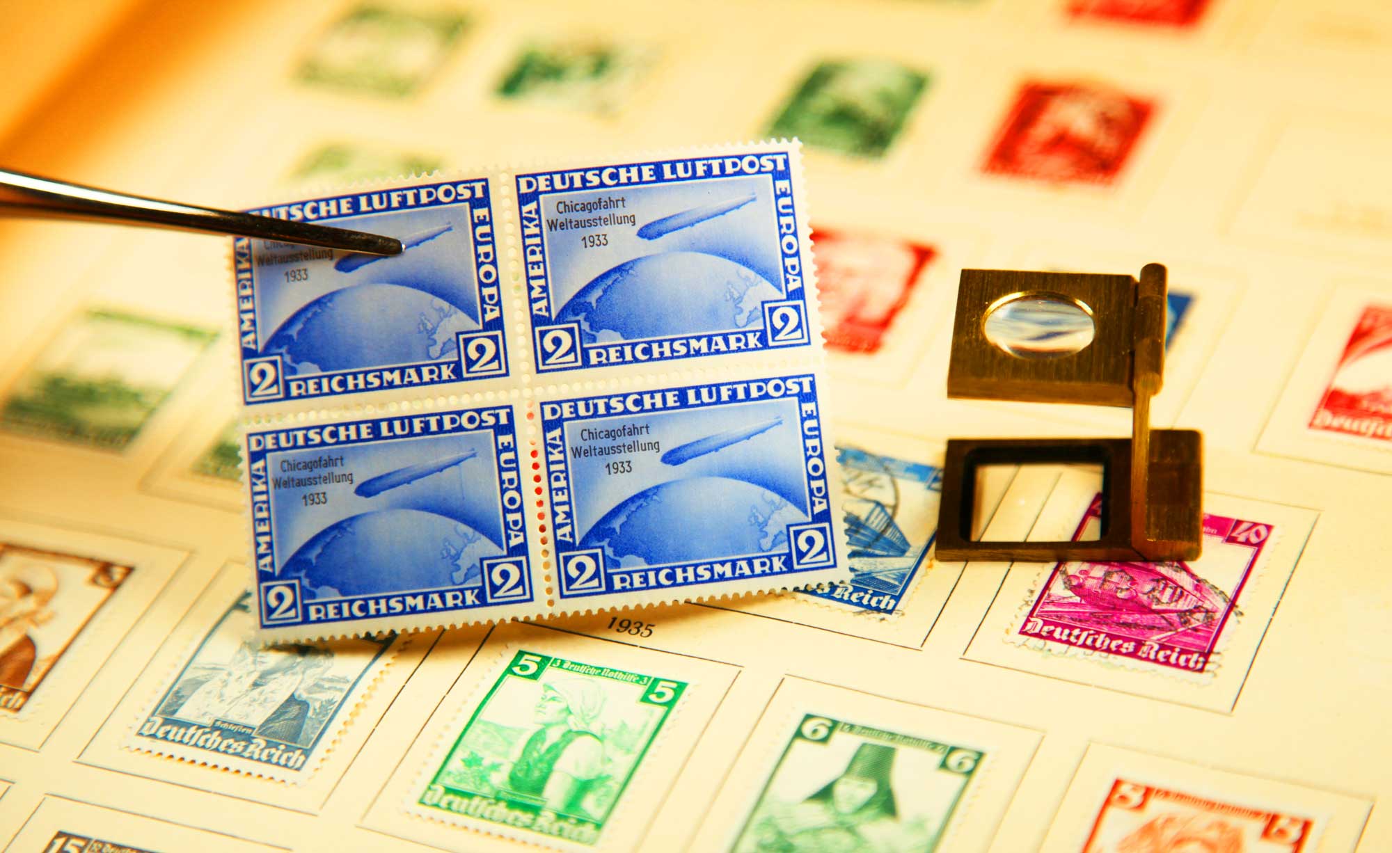 Prüfung von Briefmarken einer Briefmarkensammlung
